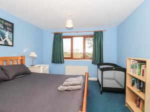 1 dormitorio con 1 cama, 1 silla y 1 ventana en Morgan House, en Bridgwater