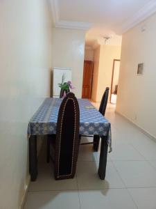 uma mesa com duas cadeiras e uma toalha de mesa azul em Appartement meublé liberté 6 em Dakar