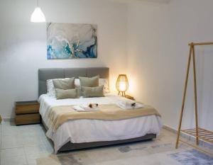 Un dormitorio con una cama con dos perros. en Οικία αποζαρι μικρή περσα, en Kastoria