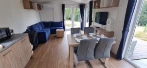ein Esszimmer und ein Wohnzimmer mit einem Tisch und Stühlen in der Unterkunft Haus Chios in Birgland