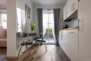 een keuken met een tafel en stoelen in een kamer bij Villa Elisabeth in Strobl