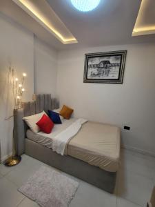 Rúm í herbergi á Ikoyi/Banana Studio Room