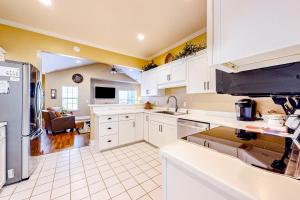 eine Küche mit weißen Schränken und einem Sofa in einem Zimmer in der Unterkunft Golfmaster E2 in Hilton Head Island
