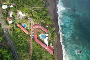 una vista aérea de un complejo en la playa en Hotel Terraza del Pacifico, en Jacó