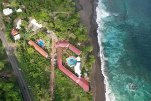 una vista aerea di un resort sulla spiaggia di Hotel Terraza del Pacifico a Jacó