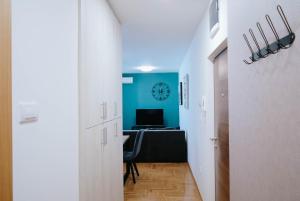 TV in/ali zabaviščno središče v nastanitvi Apartmani Milan