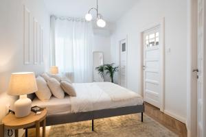 Un pat sau paturi într-o cameră la Cismigiu Serenity: 1BR flat with Scenic Balcony