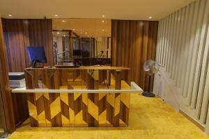 The Grand Uddhav - A Boutique Hotel في أودايبور: مكتب مع مكتب خشبي مع مروحة