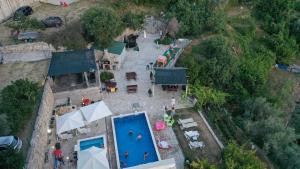 una vista aérea de una piscina con mesas y sombrillas en Apartments Djedovic 2 en Petrovac na Moru
