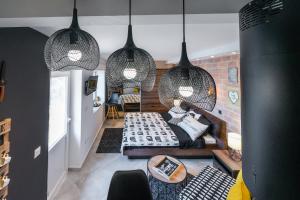 uma sala de estar com duas luzes pendentes e um sofá em Exclusive Apartment Zen em Dubrovnik