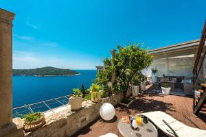uma varanda com vista para o oceano em Exclusive Apartment Zen em Dubrovnik