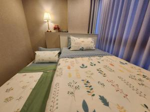 Postel nebo postele na pokoji v ubytování Family Suit 2 Bedrooms 2 Bathrooms in Chiang Mai