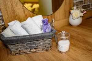 uma cesta de toalhas e uma garrafa de leite sobre uma mesa em Къща за гости Плевнята em Bansko