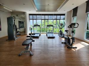 Fitness centrum a/nebo fitness zařízení v ubytování Family Suit 2 Bedrooms 2 Bathrooms in Chiang Mai