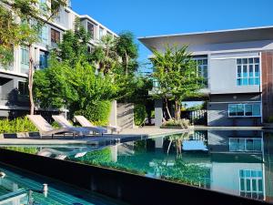 Bazén v ubytování Family Suit 2 Bedrooms 2 Bathrooms in Chiang Mai nebo v jeho okolí