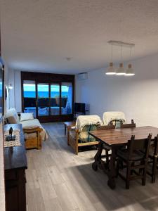 un salon avec une table et un canapé dans l'établissement Passeig Maritim, à Miami Platja