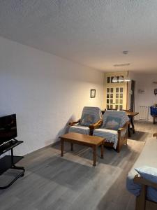 un salon avec deux lits et une table dans l'établissement Passeig Maritim, à Miami Platja