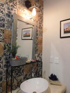 La salle de bains est pourvue d'un lavabo et d'un miroir. dans l'établissement Hotel Boutique Casa Flor de Mayo, à Mérida