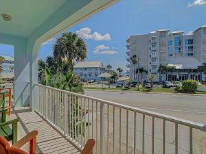 balcón con vistas a la calle y a los edificios en Salt Life Pool Home ~ Ocean Views ~ Walk to Flagler Avenue ~ 604S, en New Smyrna Beach