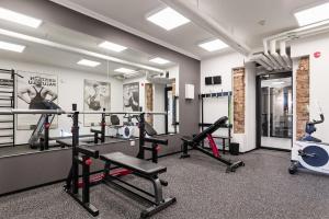 une salle de sport avec plusieurs machines de course dans une pièce dans l'établissement Loft Black and Red, à Tallinn