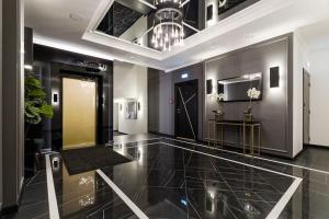 - un hall doté de carrelage noir et d'un lustre dans l'établissement Loft Black and Red, à Tallinn 8 autres photos