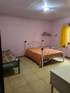 מיטה או מיטות בחדר ב-Casa refúgio