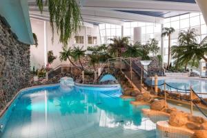 Bazén v ubytování Holiday Club Kuusamon Tropiikki Entire Apartment nebo v jeho okolí
