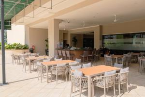 Um restaurante ou outro lugar para comer em Waymore Hotel Spa & Casino