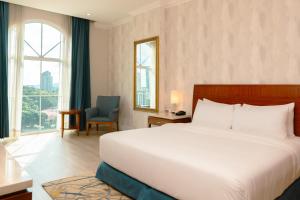 Cama ou camas em um quarto em Waymore Hotel Spa & Casino