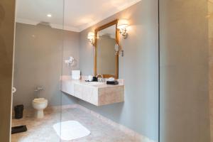 Um banheiro em Waymore Hotel Spa & Casino