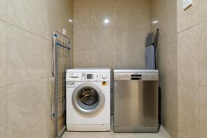 Fotografija v galeriji nastanitve Delightful stay at the 1BR apt with coastal view v Dubaju