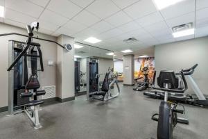 un gimnasio con varias cintas de correr y máquinas cardiovasculares en Best Western Premier Historic Travelers Hotel Alamo/Riverwalk en San Antonio