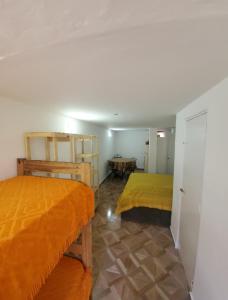 Habitación con 2 camas y mesa. en Complejo Nuevo Golf en Pinamar