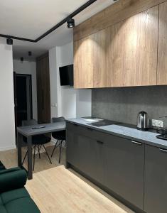 Leśne Wzgórze Apartamenty的厨房或小厨房