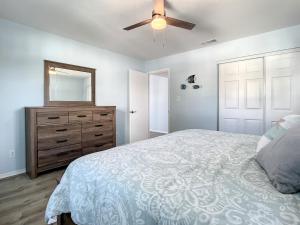 Rúm í herbergi á Bikini Top Duplex with Pool ~ 2 Minutes from Beach Flagler Avenue +14 myndir