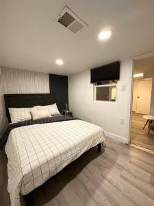 Un ou plusieurs lits dans un hébergement de l'établissement Two cozy bedroom and sofa studio with great location