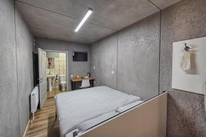 Pokój szpitalny z łóżkiem i łazienką w obiekcie ИксаОтель w mieście Szymkent