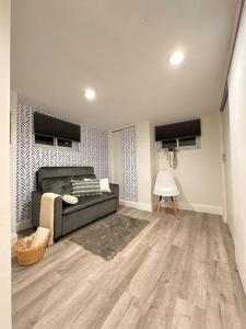 Ein Sitzbereich in der Unterkunft Two cozy bedroom and sofa studio with great location