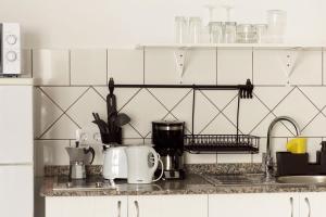 a kitchen with white cabinets and a counter top at Apartamentos a 10 minutos del Aeropuerto in Carrizal