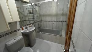 ein Badezimmer mit Dusche, Toilette und Waschbecken in der Unterkunft Vivienda Falda del Monsacro in Santa Eulalia de Morcín + 23 Fotos