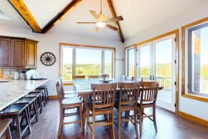 een keuken en eetkamer met een tafel en stoelen bij Treetop View Sanctuary in Branson