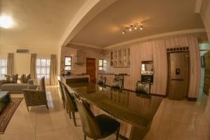 哈博罗内KAY'S TWO-BED SELFCATERING APARTMENT@21211的厨房以及带大台面的起居室。 更多4张照片