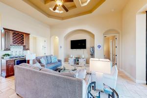 ein Wohnzimmer mit zwei Sofas und einem Fernseher in der Unterkunft Twilight Palms in Cape Coral