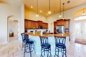 eine Küche mit einer großen Insel mit Barhockern in der Unterkunft Twilight Palms in Cape Coral