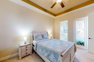 ein Schlafzimmer mit einem Bett und einem Deckenventilator in der Unterkunft Twilight Palms in Cape Coral + 29 Fotos