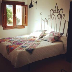 een bed met een dekbed en twee kussens erop bij Casa de los deseos 