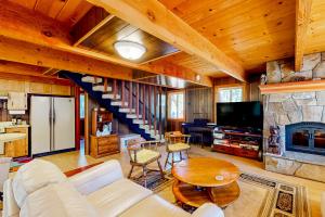 uma sala de estar com um sofá e uma lareira em Tranquil Treehouse Haven em Tahoe City