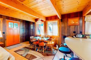 uma sala de jantar com mesa e cadeiras em Tranquil Treehouse Haven em Tahoe City