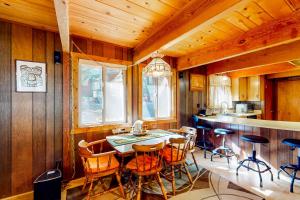 Restoran või mõni muu söögikoht majutusasutuses Tranquil Treehouse Haven