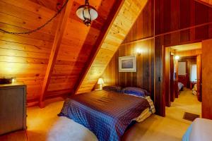 Duas camas num quarto com paredes de madeira em Tranquil Treehouse Haven em Tahoe City